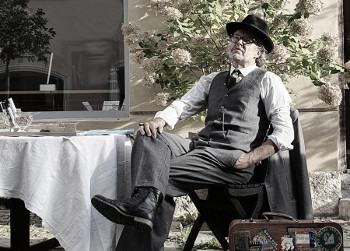 Erzähler sitzt im Freien