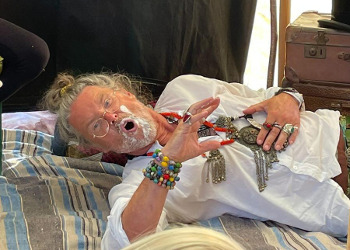 Erzählkünstler mit verschmiertem Mund