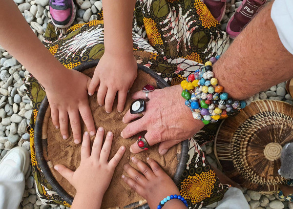 Hände in afrikanischer Erde